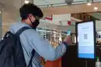 ilustrasi-pengunjung-saat-memindai-barcode-pedulilindungi-di-malioboro-mall.jpg