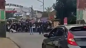 Rombongan-Pemotor-Berhenti-dan-Tutup-Jalan-di-Perbatasan-BlitarKedirijpg.jpg