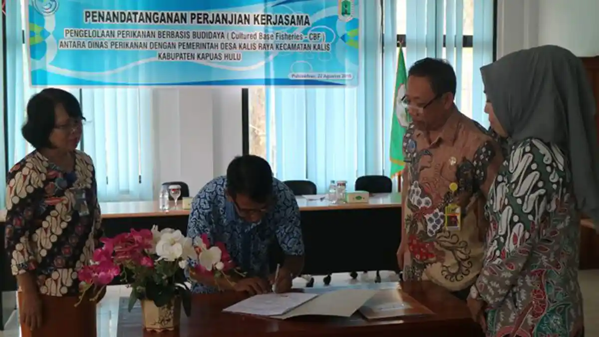Dinas Perikanan Tandatangan Kerjasama Pengelolaan Ikan Berbasis CBF dengan Desa Kalis Raya