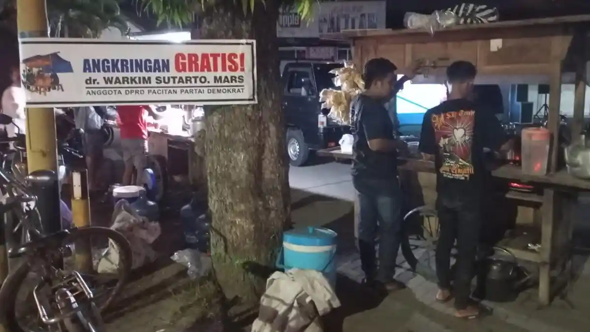 Nobar LavAni di Pacitan Meriah, Warga Dukung Tim Kesayangan Sambil Nikmati Angkringan Gratis