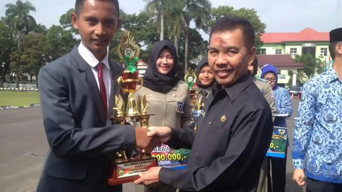 MAN 1 Sukses Bawa Pulang Tropi Juara Lintas Alam Sumpah Pemuda