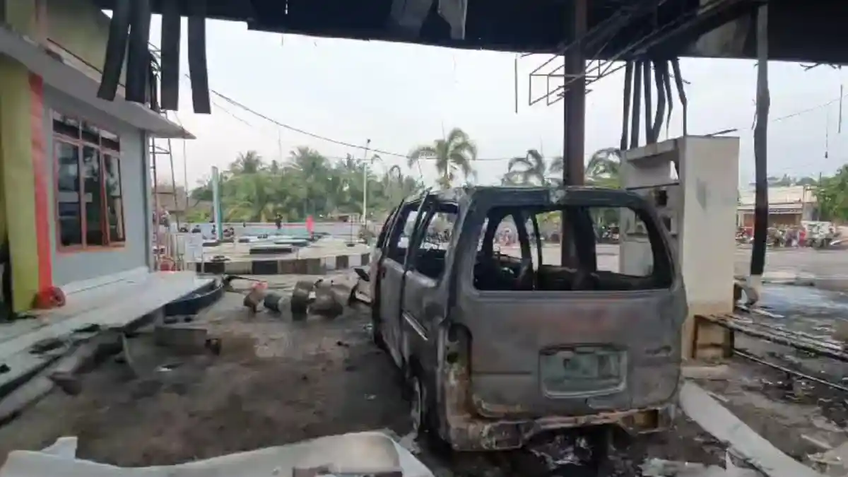 BREAKING NEWS : Kebakaran Pom Bensin di Bakalan Pati, Satu Orang Tewas Terbakar dalam Mobil Espass