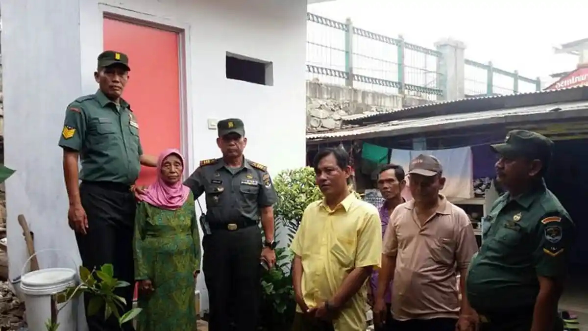Janda Veteran Ini Girang Tak Perlu Lagi Seberangi Rel untuk Buang Air Besar