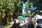 kemacetan-dari-kedua-arah-akibat-truk-kontainer-hantam-pohon.jpg