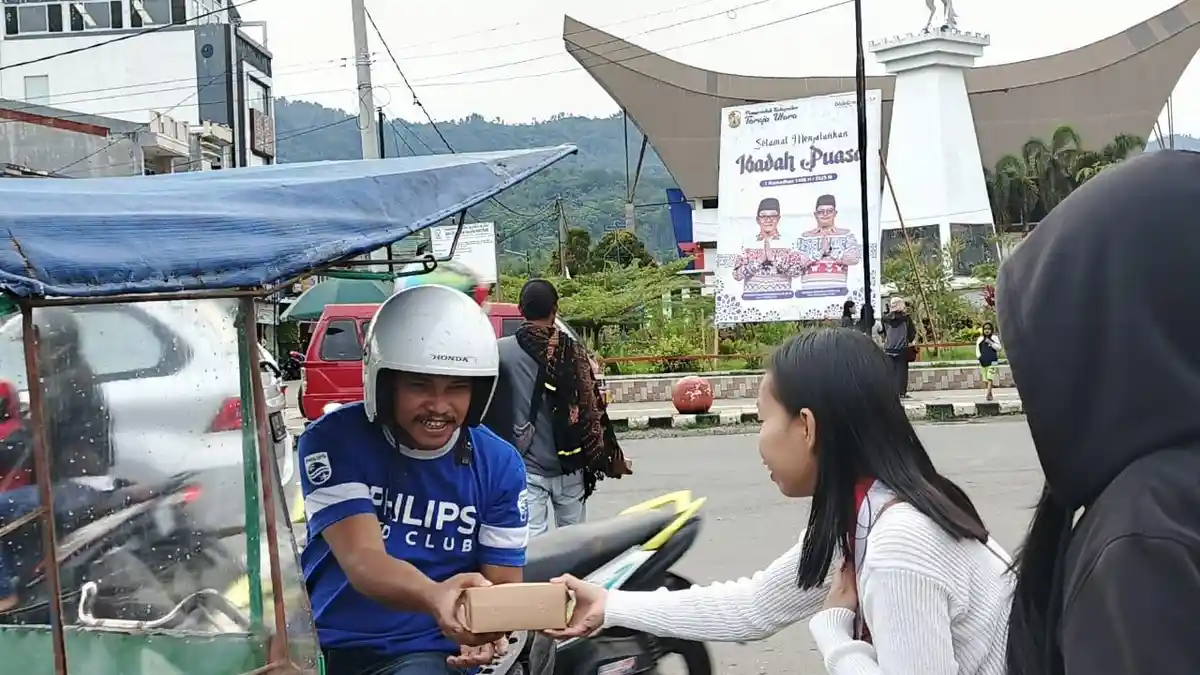 GMNI Toraja Utara Bagi-bagi Takjil di Tugu Kandean Dulang Rantepao