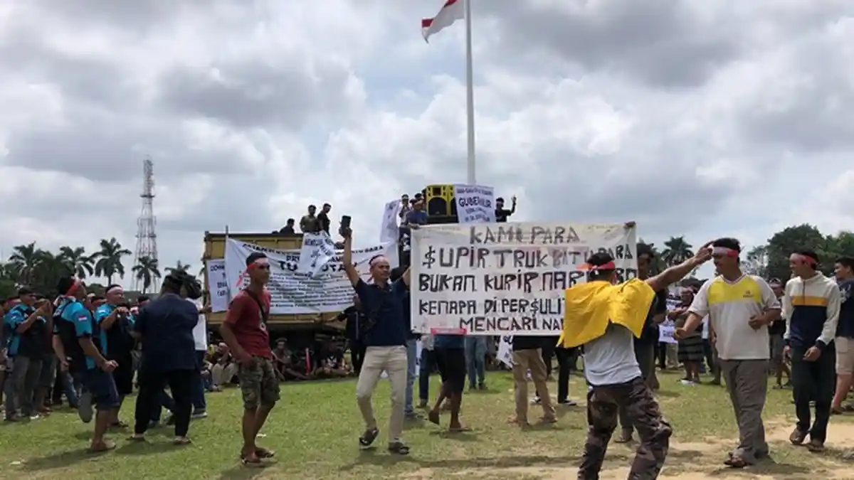 Sopir Truk Batu Bara Keluhkan Waktu Operasional dan Batasan Tonase