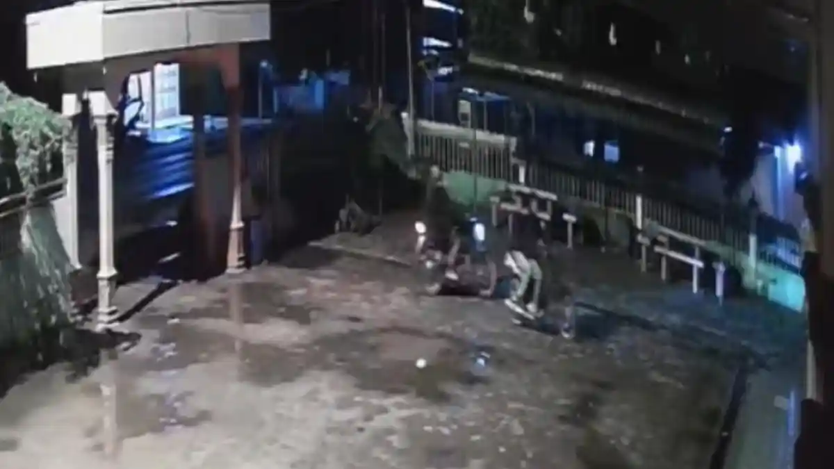 Aksi 4 Orang Maling di Masjid Jamic Batubara Terekam CCTV, Isi Kotak Infak Berhasil Dibawa Kabur