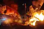 2 Petugas Damkar Ponorogo Tersengat Listrik Saat Padamkan Gudang, Aliran Kabel Tembus Sepatu APD