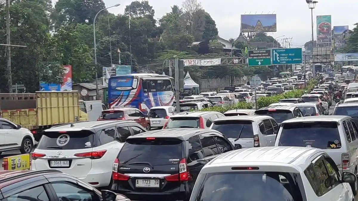 Libur Panjang, Antrean 3 Km Menuju Puncak: Polisi Berlakukan Sistem Satu Arah dari Jakarta