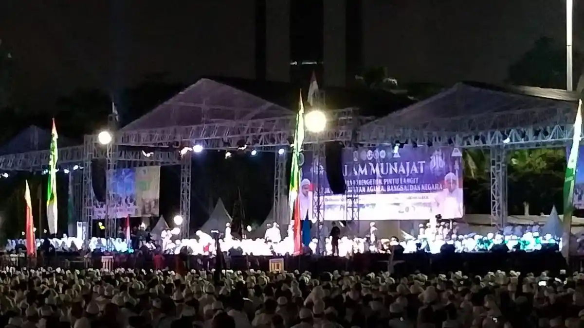 Peserta Munajat 212 Padati Lapangan Monas