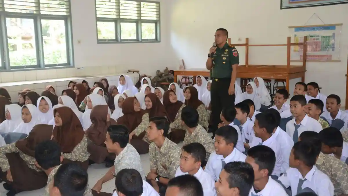 Dandim Bone Ajak Siswa SMAN 28 Ponre Bijak Menggunakan Medsos
