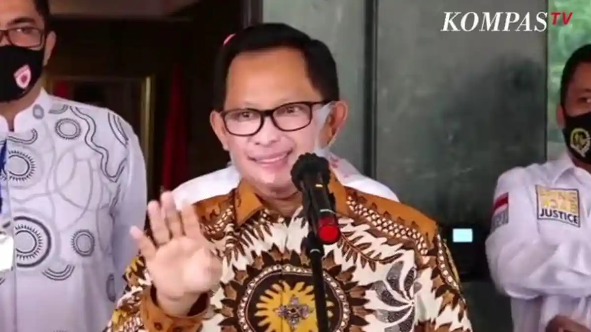 Gunakan Masker Bergambar Wajahnya Sendiri, Begini Kata Tito Karnavian
