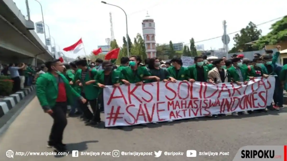 BREAKING NEWS: Ratusan Mahasiswa Universitas Muhammadiyah Palembang Demo di Depan Mapolda Sumsel