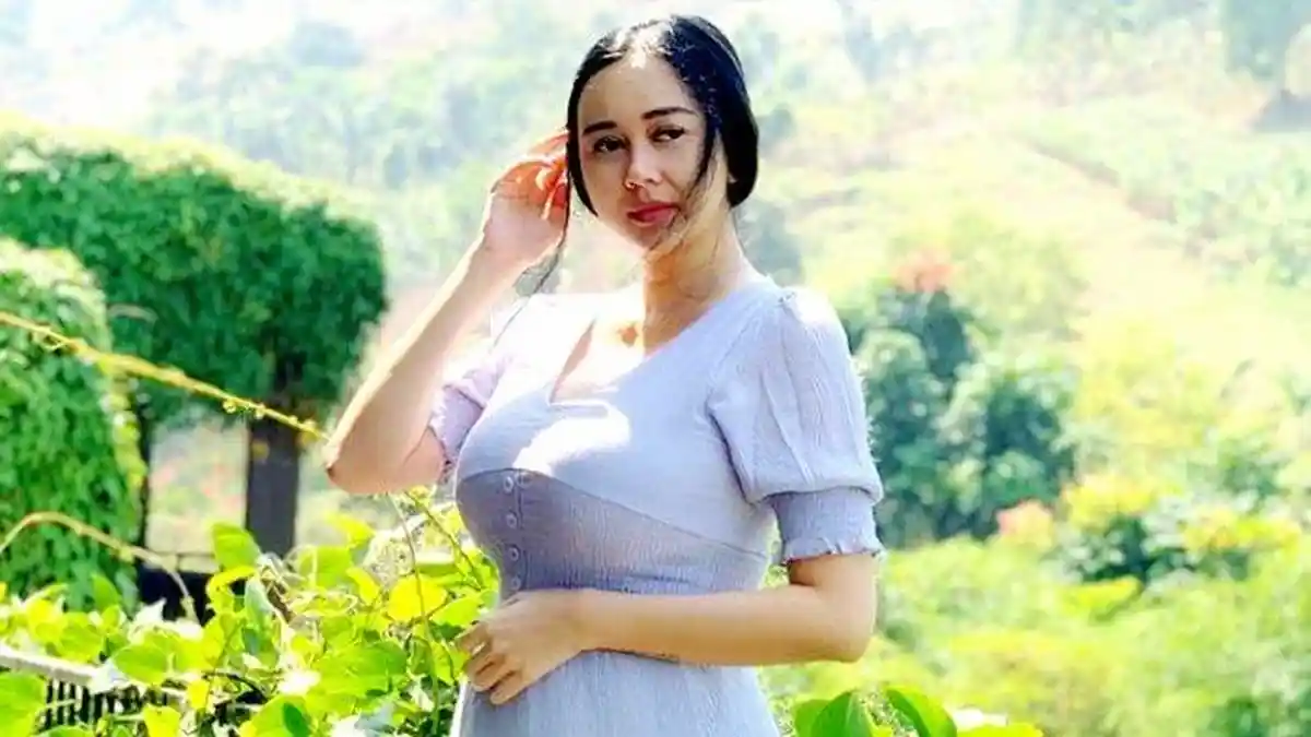 Aura Kasih Pakai Baju Ketat dan Jeans Ripped, Ada yang NgeZoom : Ada yang Menonjol Tapi Bukan Bakat