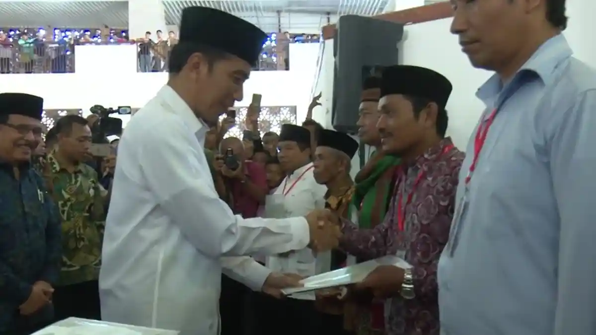 Presiden Serahkan Sertifikat Tanah Wakaf di Sumatera Barat