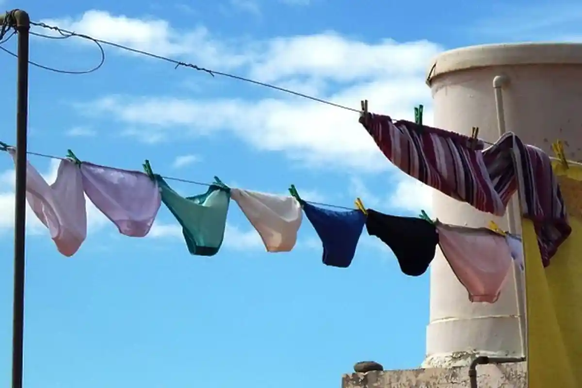 Ketahuan Pemiliknya, Pencuri Celana Dalam Perempuan di Jember Ditaklukkan 'Emak-emak'