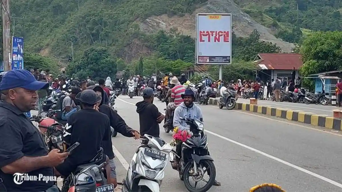Warga Waena Antusias Keluar Jalan Sambut Jenazah Lukas Enembe