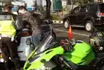 pengguna-knalpot-brong-ditilang-polisi-di-jalan-asia-afrika-senayan-pada-minggu-2172019.jpg