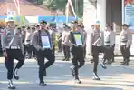 Foto-dua-personel-Polres-Probolinggo-Kota-dibawa-dalam-upacara-PTDH.jpg