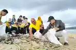 Di Tengah Hujan dan Angin, Dewan Badung Bersama Warga Bersihkan Pantai Kedonganan