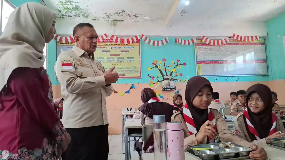 Wamenko Polkam Cek Program Makan Bergizi Gratis Sambil Kenalkan Pangkat Jenderal TNI ke Siswa SD