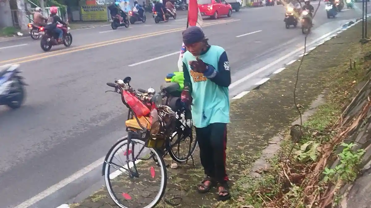 Rahasia Mbah Pur, Pemudik Tertua yang Hobi Ngonthel Keliling Indonesia