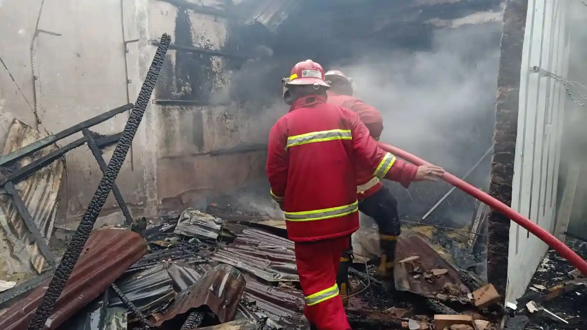 BREAKING NEWS Kebakaran Terjadi di Pasar Singkut Sarolangun, Beberapa Ruko Ludes Terbakar