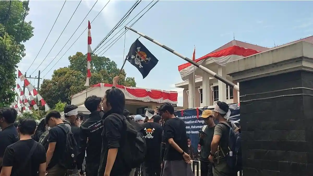 Kala Bendera One Piece Berkibar di Pengadilan Militer Medan: Hukum Tak Adil