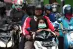 Pengendara Sepeda Motor di Bandung Pakai Masker