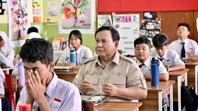 Ini Penampakan Presiden Prabowo Ikut Santap MBG di SMPN 111 Jakarta, Suasana Penuh Tawa