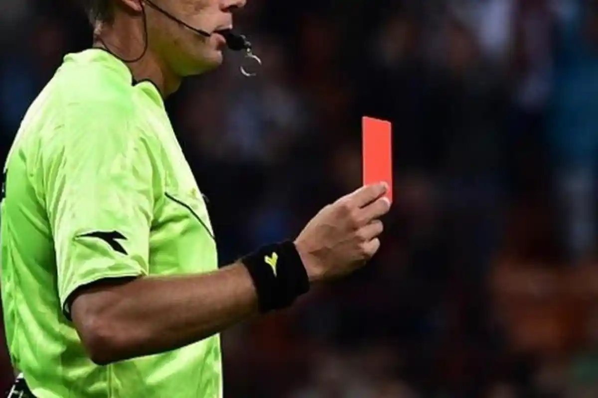 Sejarah Kartu Kuning dan Merah dalam Sepak Bola. Dimulai dari Ide Ken Aston, Wasit Asal Inggris