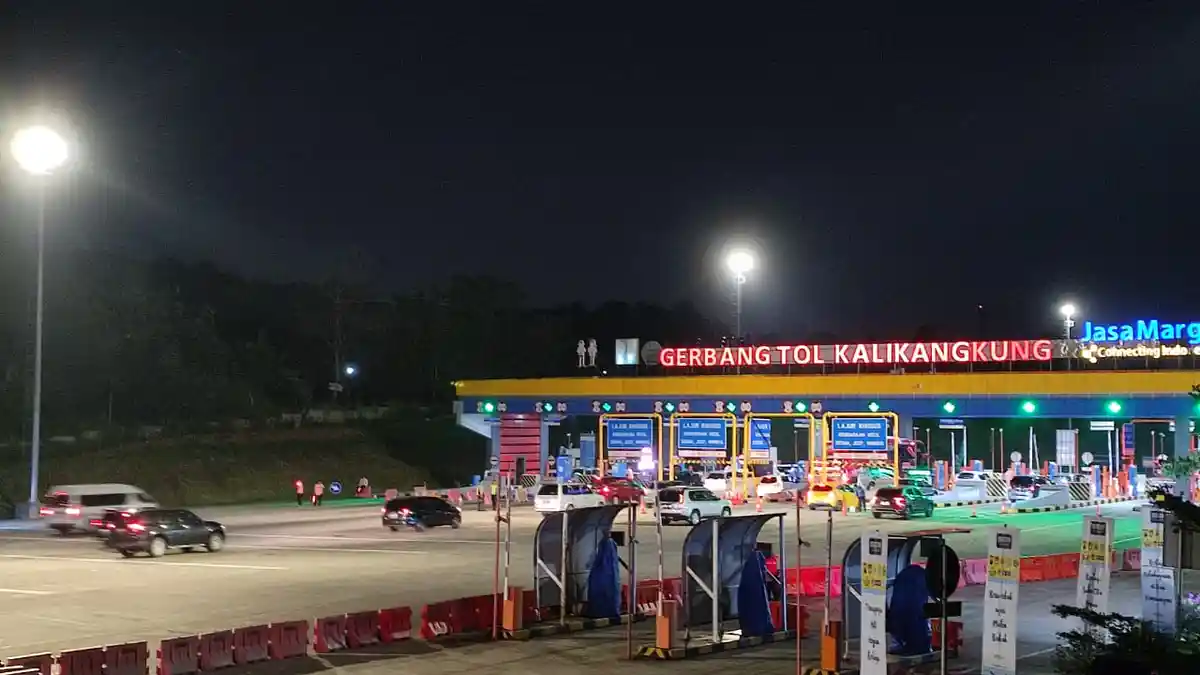 One Way Lokal Diterapkan, Arus Mudik Kendaraan Mulai Terurai di Gerbang Tol Kalikangkung Semarang