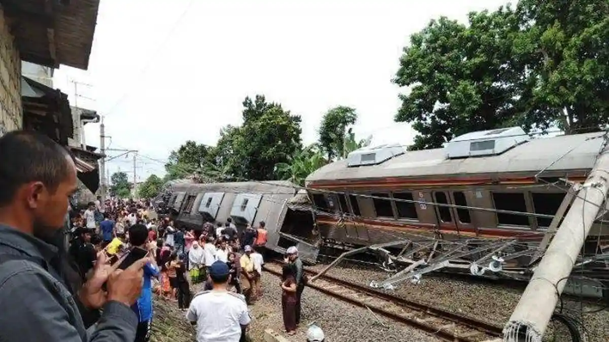 Detik-detik Kecelakaan KRL Commuter Line Anjlok di Bogor, 17 Penumpang Jadi Korban