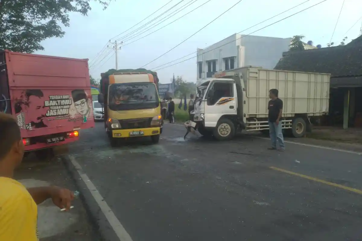 BREAKING NEWS Kecelakaan di Jalinbar Pringsewu, 2 Truk Ringsek akibat Tabrakan