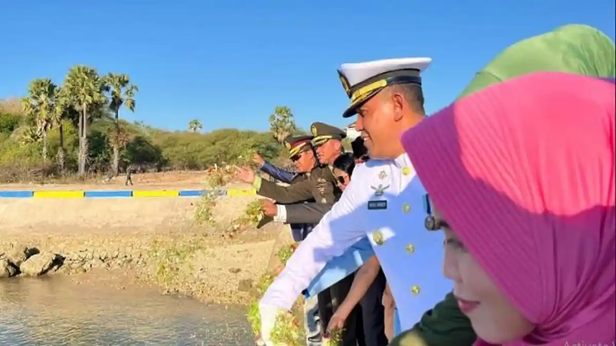 Kenang Jasa Pahlawan, Penjabat Bupati dan Forkopimda Rote Ndao Tabur Bunga di TPI Tulandale