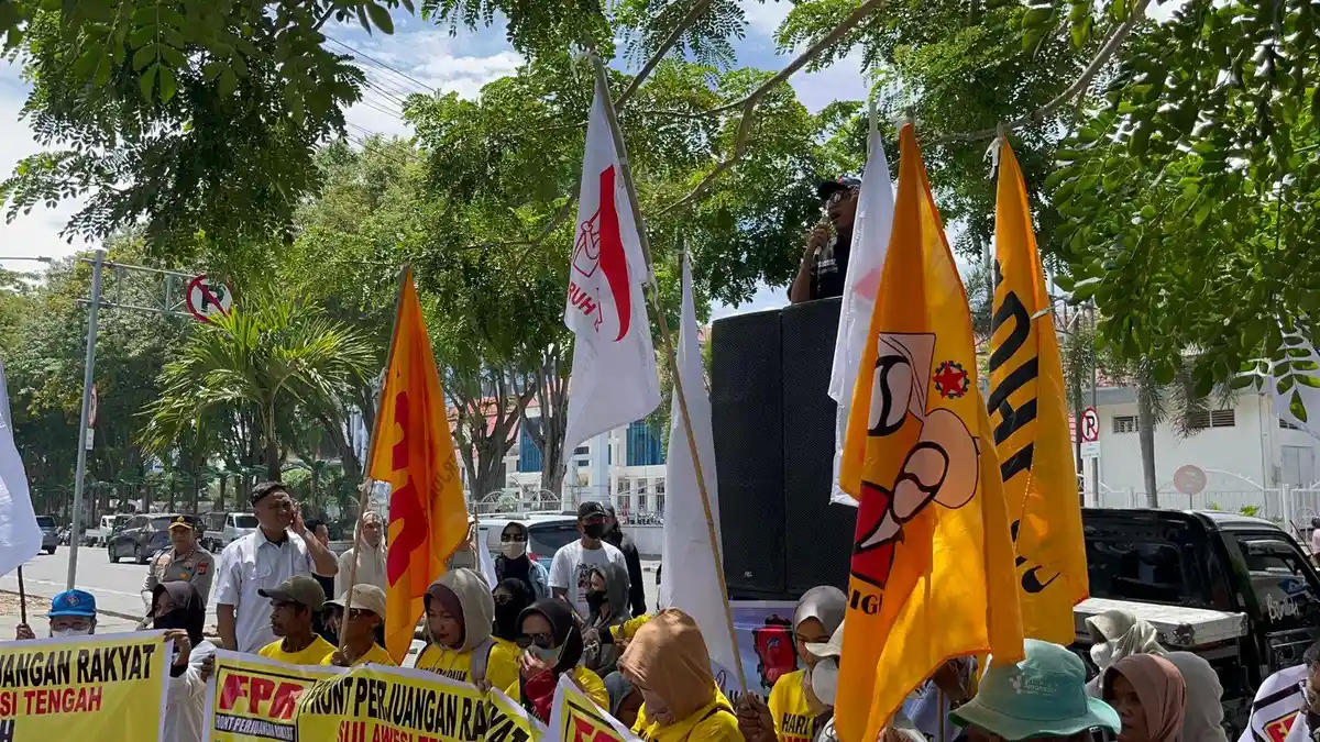 Massa Aksi Bersama SPHP dan LBHR Geruduk Kantor DPRD Sulteng, Tagih Janji Pemerintah Soal Honorer