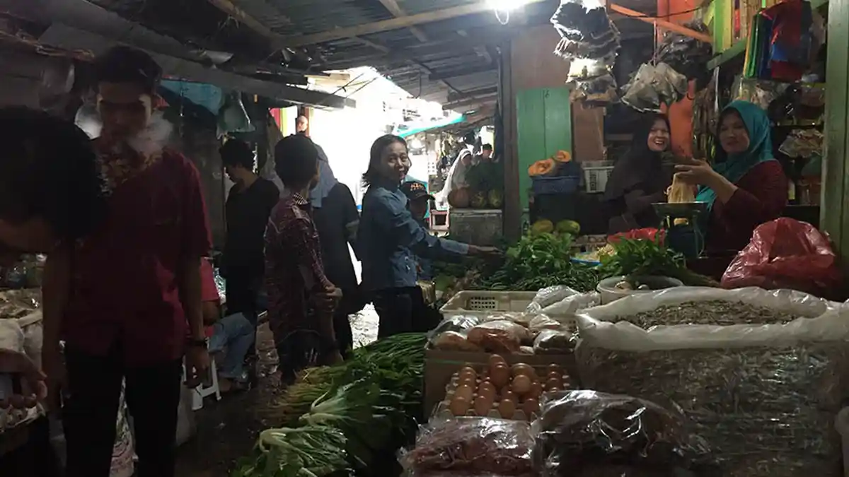 JELANG Pergantian Tahun, Ayam dan Sosis Diserbu Pembeli di Pasar Inpres Anambas