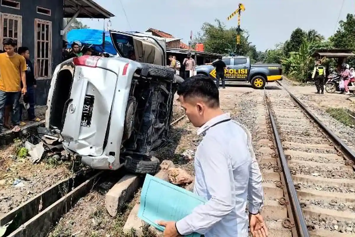 Minibus Xenia Mati Mesin saat Lintasi Rel Hingga Tertemper Kereta Api di Natar Lampung Selatan