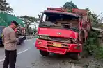 kecelakaan-di-Lamongan-truk-tronton-menabrak-tiang-listrik-hingga-menyebabkan-aliran-listrik-padam.jpg