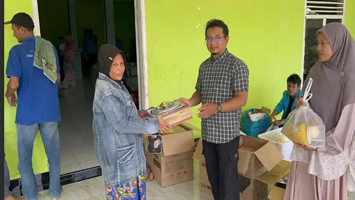 Korban Banjir Matang Cincing Aceh Tamiang Dapat Bantuan Alat Dapur dari Unsam
