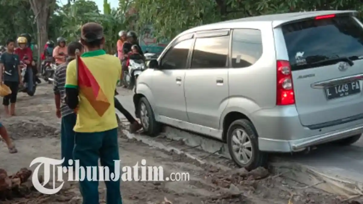Proyek Perbaikan Jalan Raya Betro dan Sekitarnya Mulai Makan Korban, Mobil Terperosok Jalan Beton