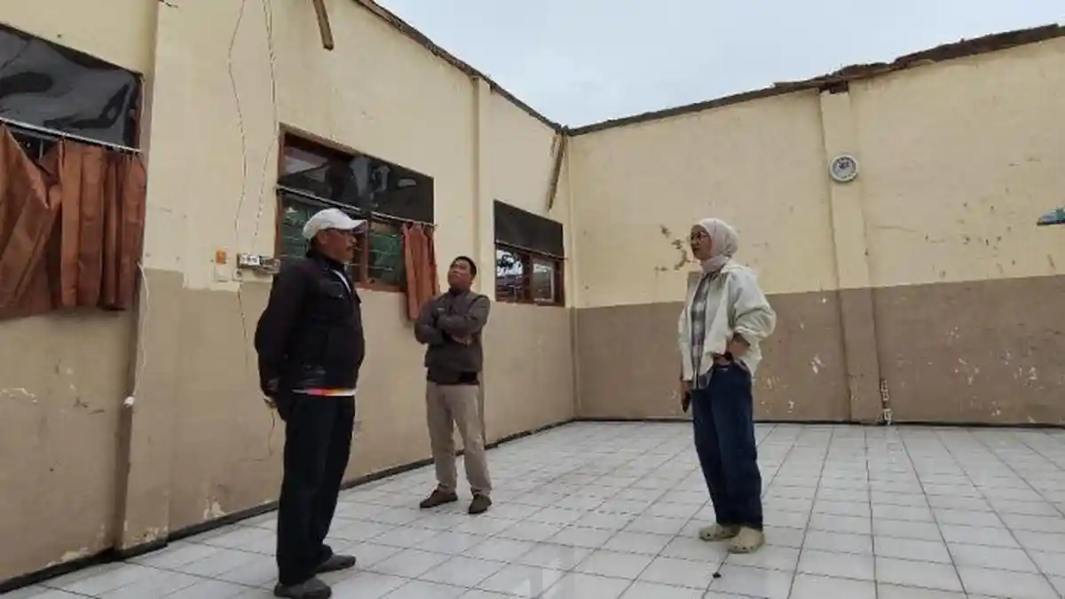 DPRD Kota Malang Sidak Atap Roboh di SMP Islam Al Amin, Minta Selesai Dibenahi Sebelum Dua Minggu