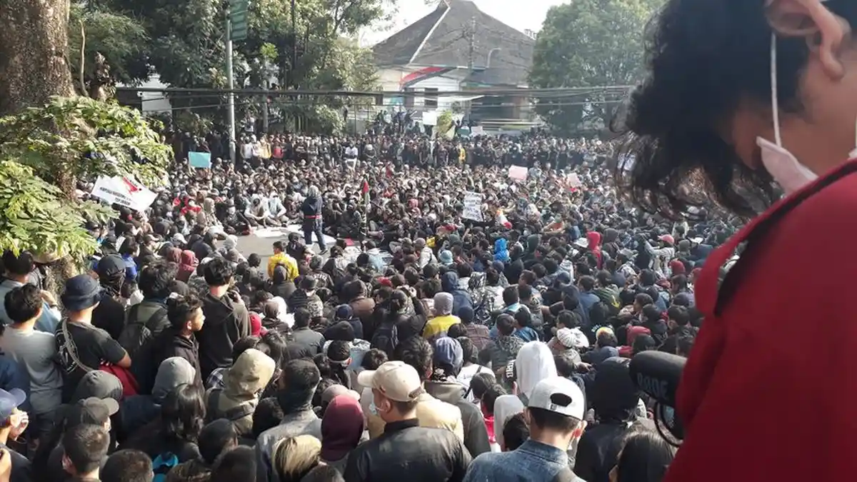 Penampakan Massa Pengunjuk Rasa di Depan DPRD Jabar, Lebih Banyak Dibanding Sebelumnya