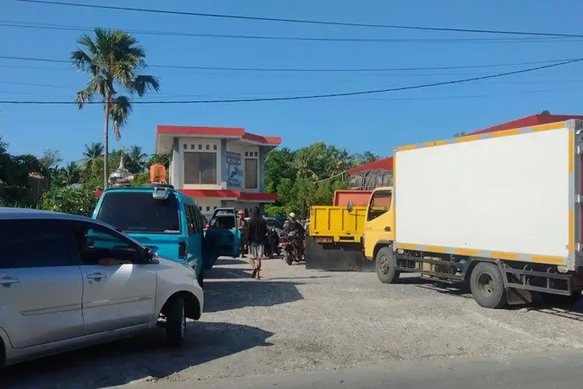 Jelang Lebaran Idul Adha 1445 Hijriah Pemudik Menunggu Berjam-jam di SPBU Majene