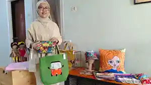 Dewi-Wardah-pemilik-UMKM-Pundi-Craft-saat-ditemui.jpg