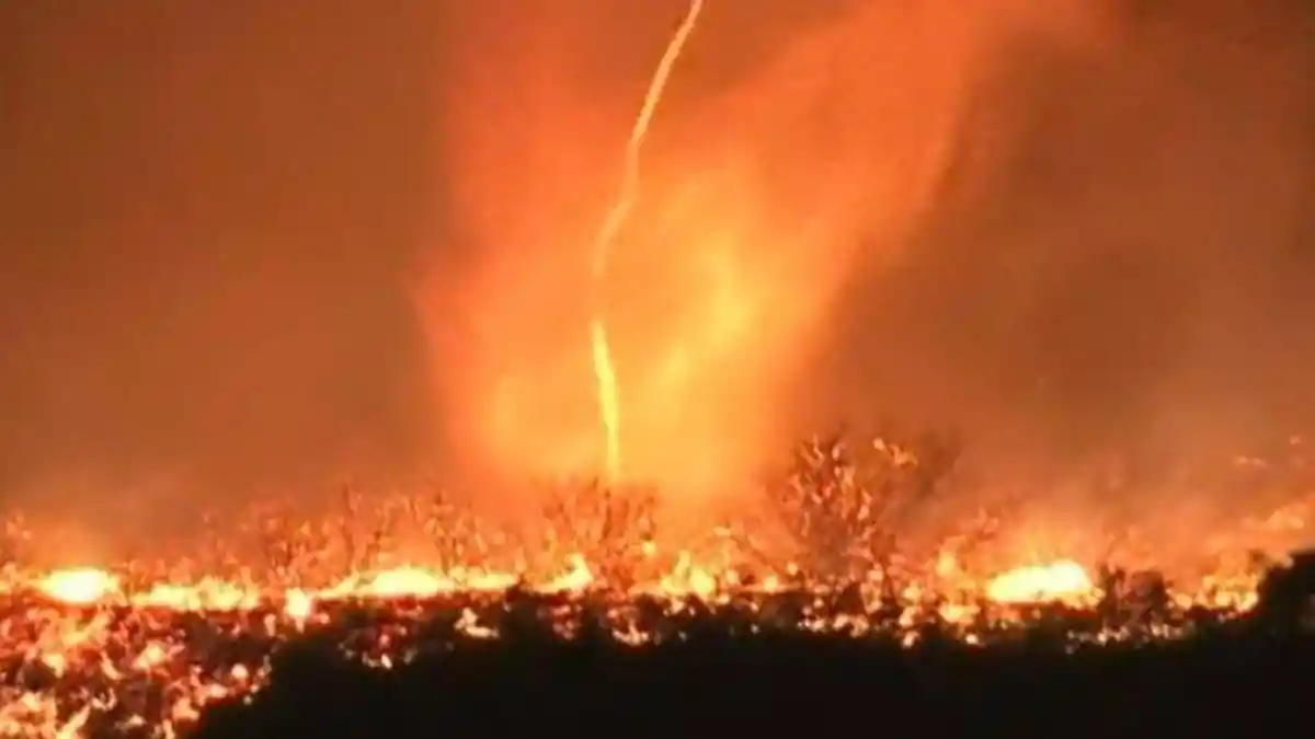 Tornado Api Muncul di Tengah Kebakaran Los Angeles AS, Menjulang Tinggi