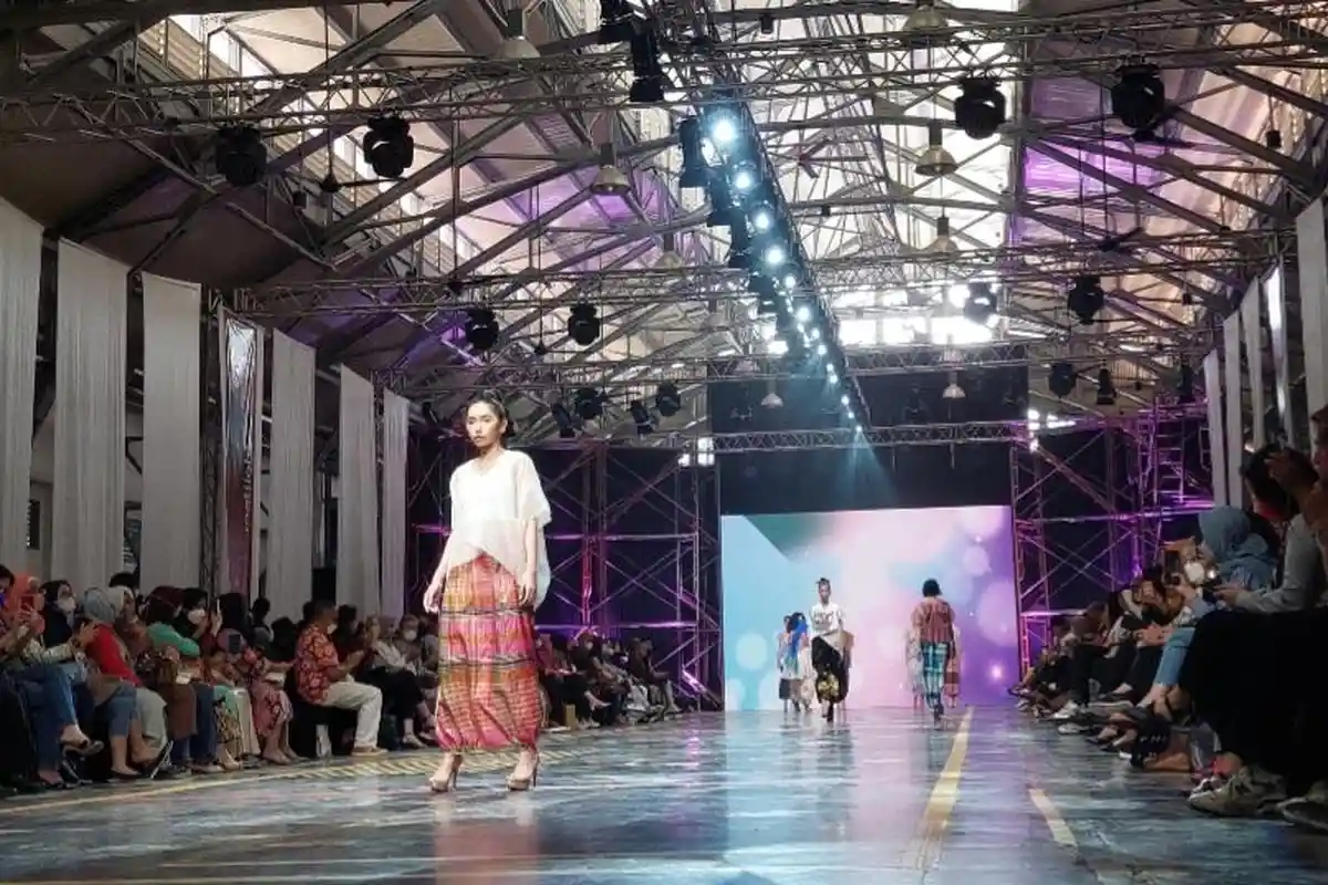 Pesona Suku Bugis Dipamerkan Lewat Koleksi Baju Bodo Karya Kahfiati Kahdar di Spotlight Indonesia