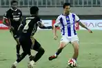 Aksi-Thom-Haye-menguasai-bola-dibayangi-Hug-persib-dewa.jpg