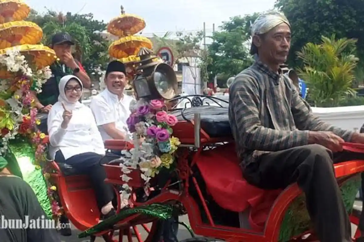 Kampanye Akbar di Alun-alun Jombang, Mundjidah-Sumrambah Naik Dokar, Berpesan Tak Mempan Dibully
