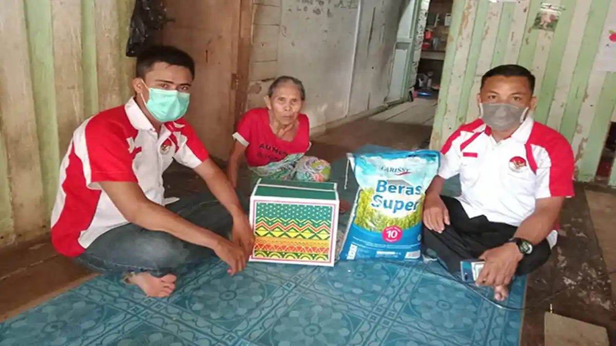 Momen Bulan Suci Ramadhan, Laskar Garuda Bersatu Kalbar Berikan Bantuan Berbagi Sembako